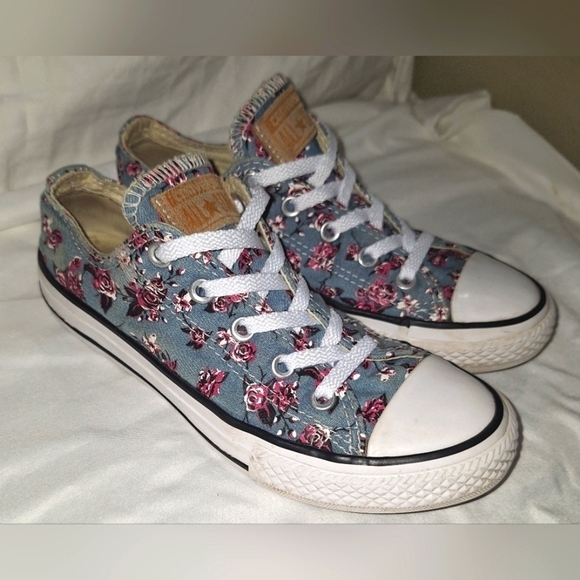 Converse, Youth Size 1, Blue Floral design - Picture 8 of 9